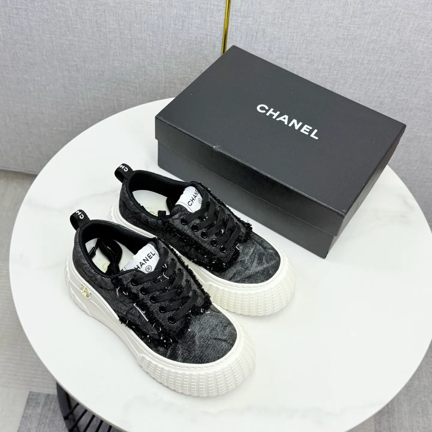 💕💕Factory direct selling price p640💕💕 Chanel Panda Shoes! 2025 counter's top casual sports shoes, this classic design; the upper is in the style of electric embroidery with various techniques; the outsole is fashionable and sporty; the unusual inclusion of a variety of color matching elements... The diversified mix and match is very good-looking and versatile, and can be used for leisure, fashion, sports, and outdoor... ꫛꫀꪝ Go➫ Materials: ❶Upper made of: original imported first-layer silk cowhide + original version waterproof cloth + original first-layer cowhide ❷Inner lining: Original Yangli+wang ❸ Outsole based on: Original TPU combination outsole Counter boutique packaging complete set for women 35–41